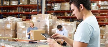 receiving-worker-using-tablet